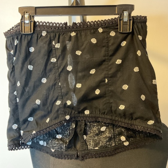 18. Motel Rocks Black Bandeau Crop Top with White Floral Pattern Size XS - Picture 3 of 4
